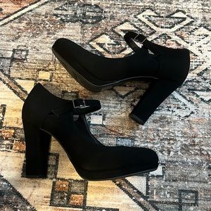*like new* Y-NOT ARIEL PUMPS in black color, size 9.5M